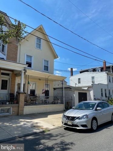 426 Middlesex St, Gloucester, NJ 08030-1131