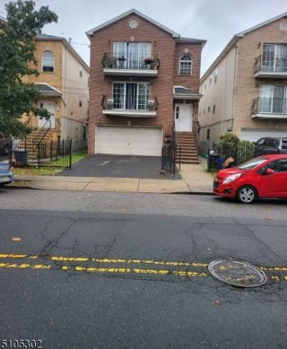 207 Badger Ave, Newark, NJ 07108-2223