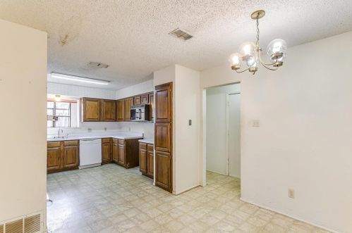 1824 Lincolnshire Way, Fort Worth TX  76134-5584 exterior