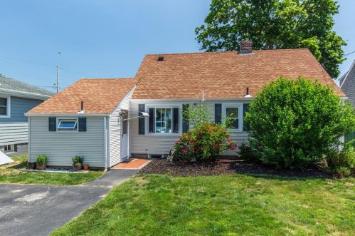 33 Gaspee Point Dr, Warwick, RI 02888-4938