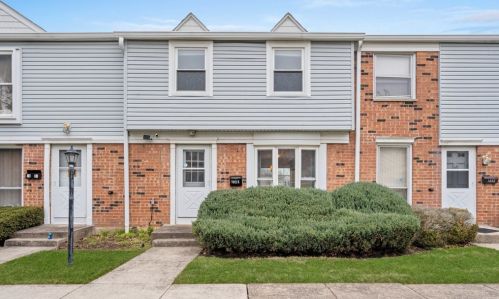 1032 Ashton Ct, Streamwood, IL 60107-2906