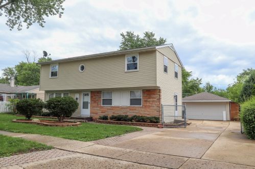 1813 Endicott Cir, Carpentersville, IL 60110-2401