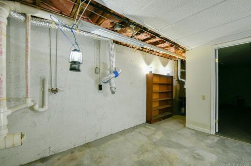 127 Brentwood Dr, Wallingford CT  06492-4364 exterior