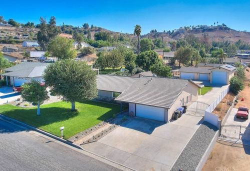 8582 Running Gait Ln, Riverside CA  92509-5106 exterior