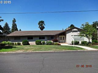 414 Elizabeth St, Roseburg, OR 97471-2911