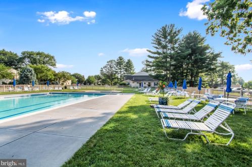 38 Valleybrook Dr, Lancaster PA  17601-4617 exterior