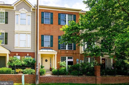 8167 Skelton Cir, Falls Church, VA 22042-1223