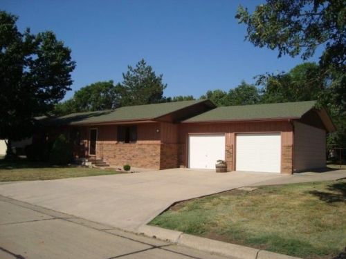211 Eisenhower St, Hillsboro, KS 67063-1835