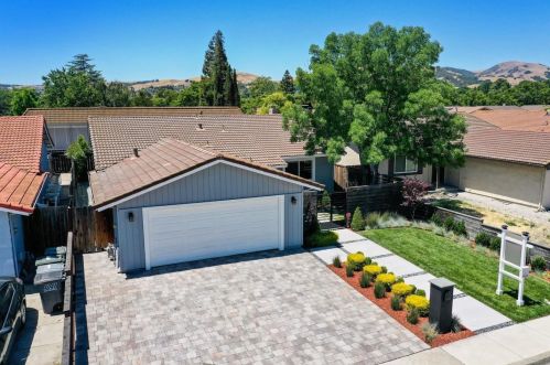 8218 Locust Pl, Pleasanton, CA 94568-1250