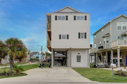 1003 Short Reach Dr, Galveston, TX 77554-7132