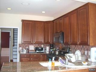 21 Mulberry Ct, Paramus NJ  07652-1351 exterior