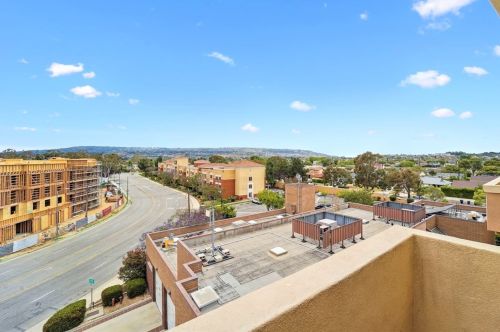 21345 Hawthorne Blvd, Torrance CA  90503-5656 exterior