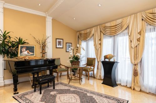 3217 Dora Verdugo Dr, Glendale CA  91208-1756 exterior