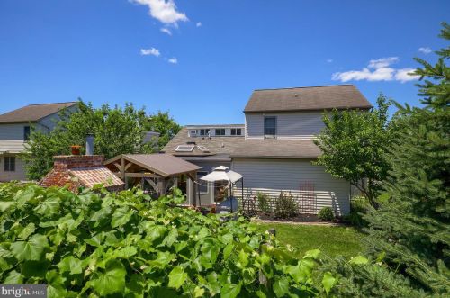 750 Woodland View Dr, York, PA 17406-9701