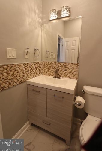 8005 Lake Pleasant Dr, Springfield VA  22153-3005 exterior