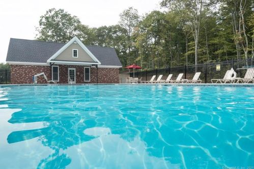 18 Arbor Xing, East Lyme, CT 06333-1171