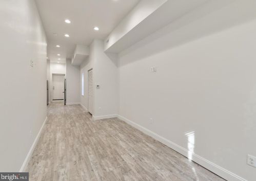 2144 8th St, Philadelphia, PA 19122-1312