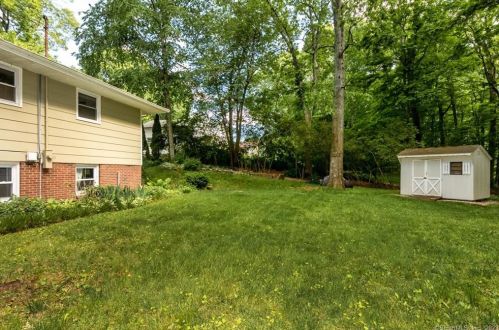 10 Ledge Rock Rd, Niantic CT  06357-1510 exterior