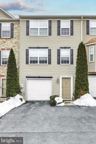 36 Buttonwood Ln, York, PA 17406-9064