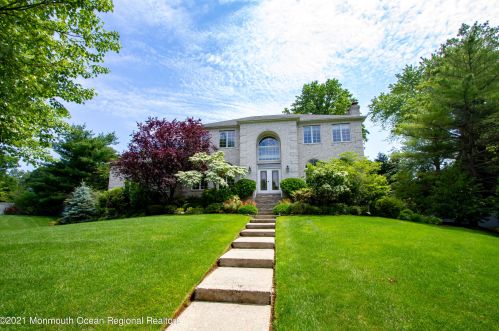 7 Domidion Ct, Middletown, NJ 07748-3200