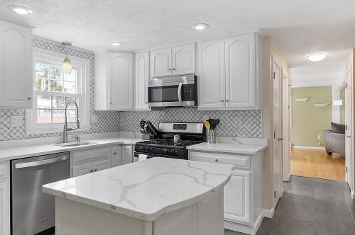 5 Gettysburg Dr, Nashua, NH 03064-1235