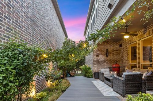 2253 Longwood Dr, Carrollton TX 75010-4912 exterior