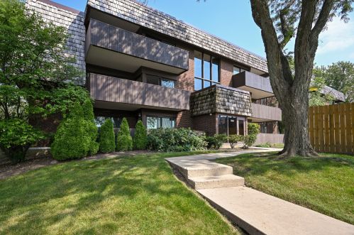 564 Timber Ridge Dr, Carol Stream, IL 60188-2878