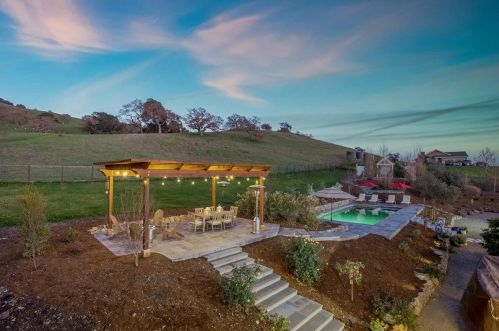 7670 Crews Rd, Gilroy CA  95020-9558 exterior