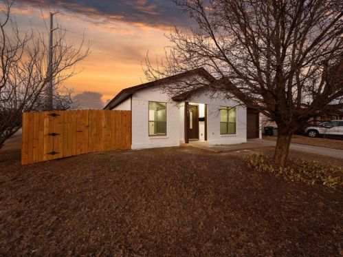 5501 Alexander Dr, Fort Worth, TX 76112-7601