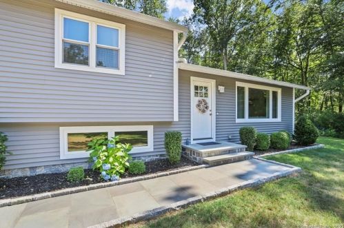 29 Chalk Hill Rd, Upper Stepney CT  06468-1246 exterior