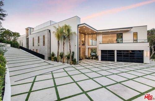 3950 Royal Oak Pl, Van Nuys, CA 91436-3918
