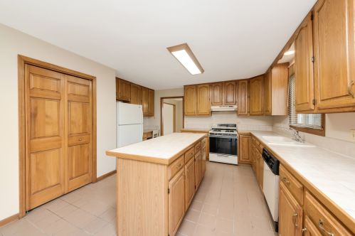 154 Cougar Dr, Lemont, IL 60490-1537