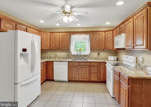 6 Meade Dr, Carlisle PA  17013-8124 exterior