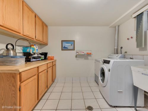 8170 Davis St, Niles IL 60714-1506 exterior