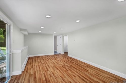 19 Mohawk Cir, Windsor CT  06095-2656 exterior