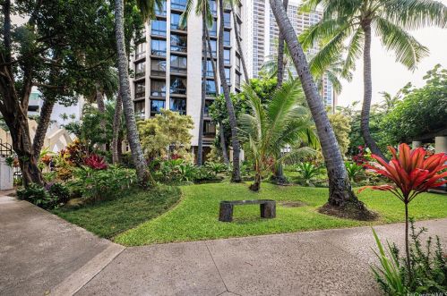 300 Wai Nani Way, Honolulu HI 96815-3961 exterior