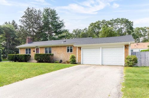 4 Sleepy Hollow Rd, Warwick, RI 02818-1719