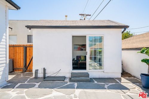 1350 Carlton Dr, Glendale CA  91205-1421 exterior