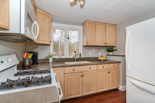 18 Ash St, Hollis, NH 03049-6548