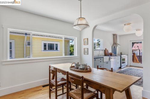 2516 Mathews St, Berkeley, CA 94702-2009
