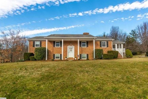 813 Lammermoor Dr, Staunton, VA 24401-9143