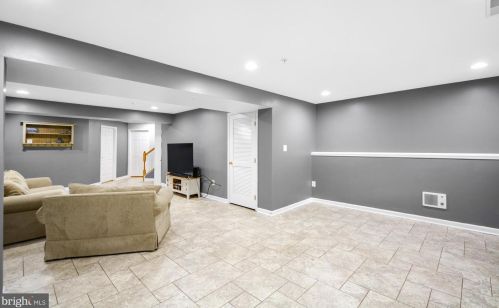 9 Wash House Cir, Middletown MD  21769-7741 exterior