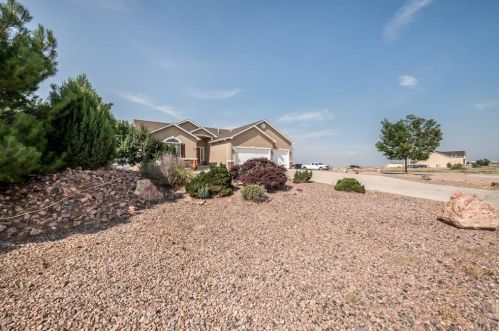 429 Mountainside Dr, Pueblo, CO 81007-5090