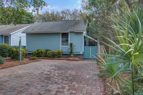 4 Lake Village Ln, Isle Of Palms, SC 29451-2713