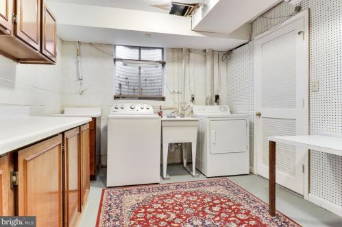 5940 Queenston St, Springfield VA  22152-1731 exterior