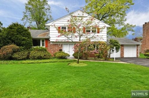 111 Beechwood Rd, Oradell, NJ 07649-1803