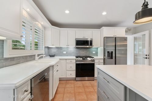 167 Carriage Way Dr, Willowbrook IL  60527-5722 exterior