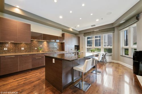 192 Harbor Dr, Chicago, IL 60601-7501