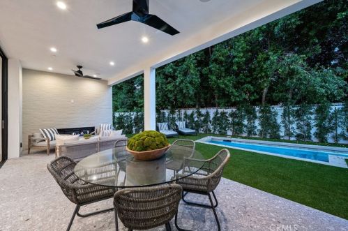15442 Camarillo St, Van Nuys CA  91403-1039 exterior