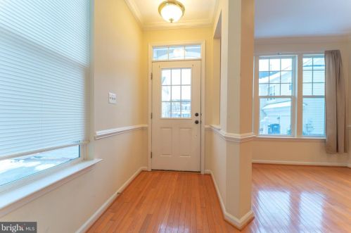 8888 Song Sparrow Dr, Gainesville, VA 20155-5841